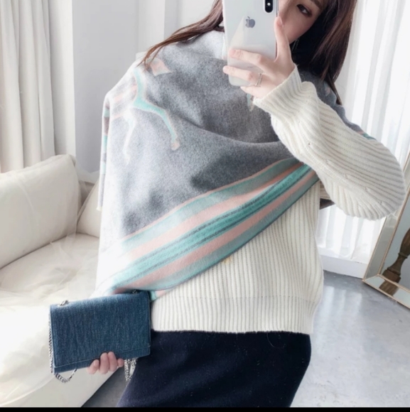 ⭐ Elegant Cashmere Shawl ⭐ - Picture 5 of 8